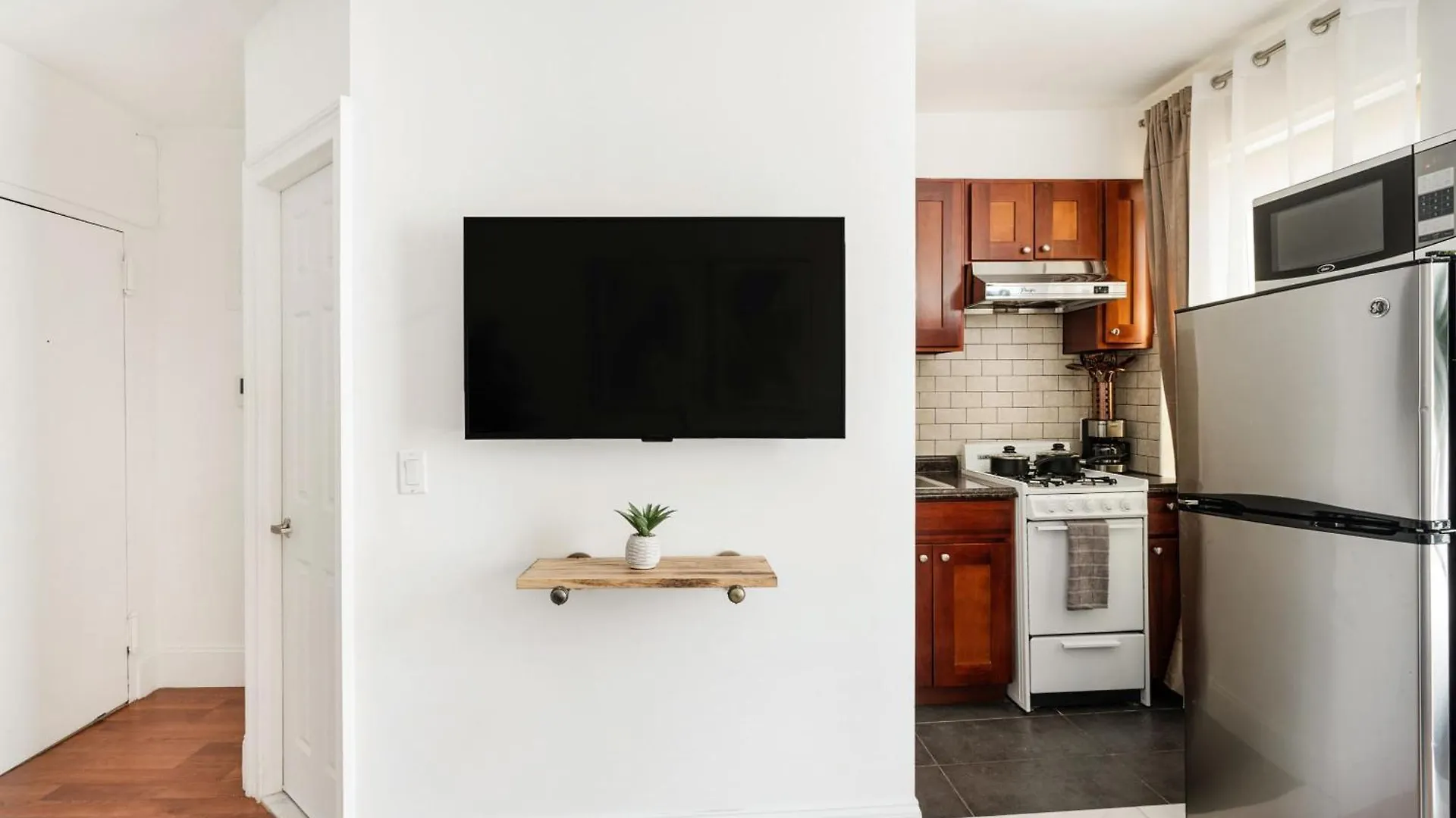 69-4D Trendy Lower East Side 1B Brand New New York