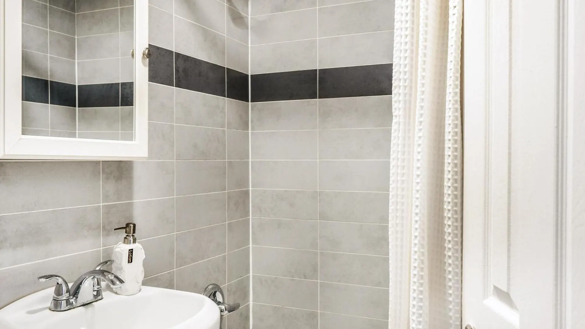 69-4D Trendy Lower East Side 1B Brand New New York Apartment